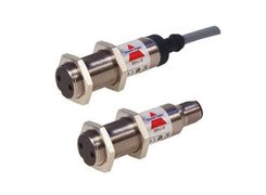 DC through-beam photoelectric sensors in cylindrical metal housing. Sensing range up to 20 m