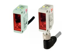 Retro-reflective photoelectric sensors for transparent objects with button and remote Teach-in features